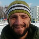 Вокруг очень много хмурых людей