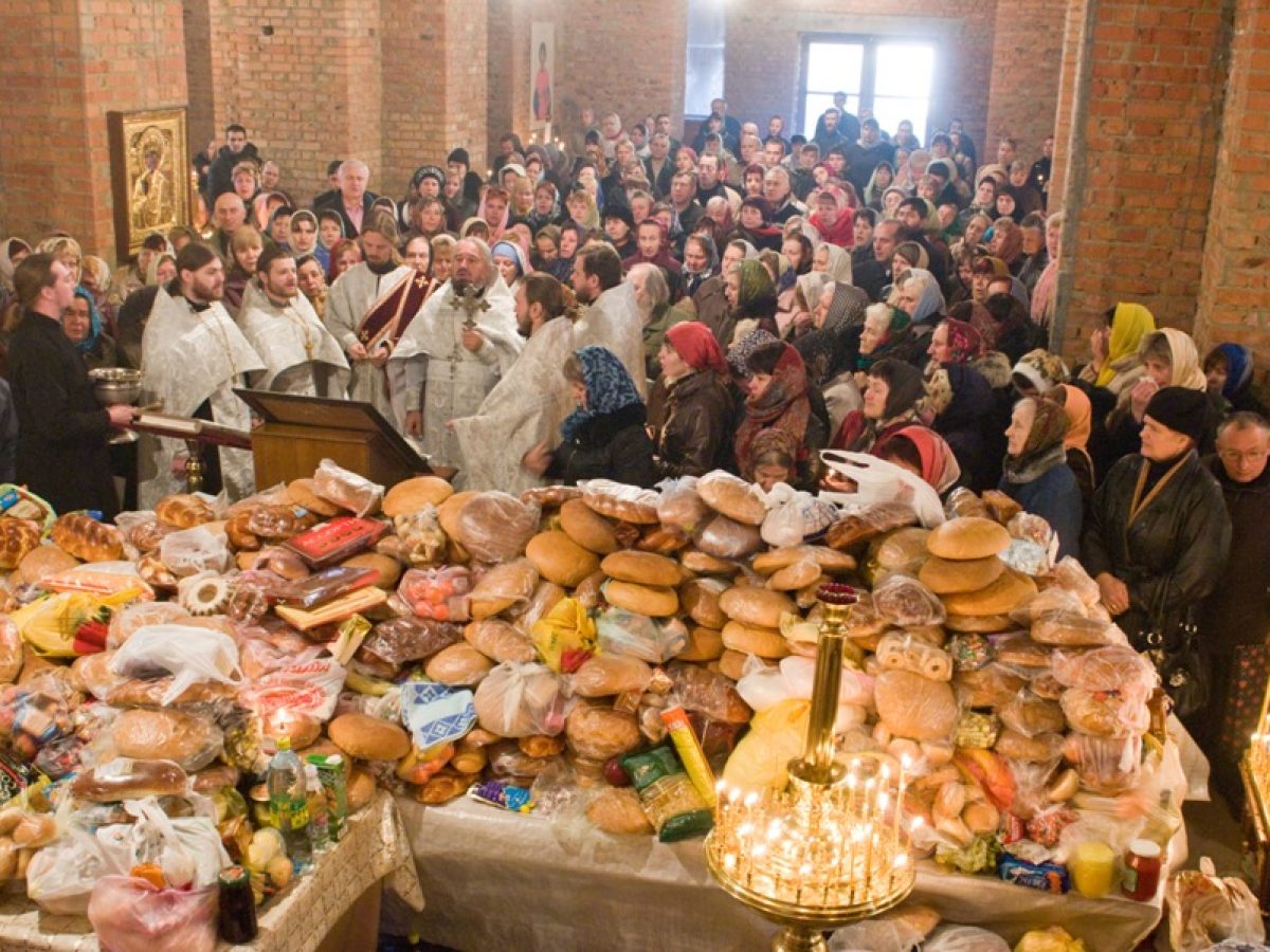 Поминки продукты. Еда в церкви. Поминальный стол в церкви. Продукты для панихиды в храме. Продукты на поминальный стол в церкви.
