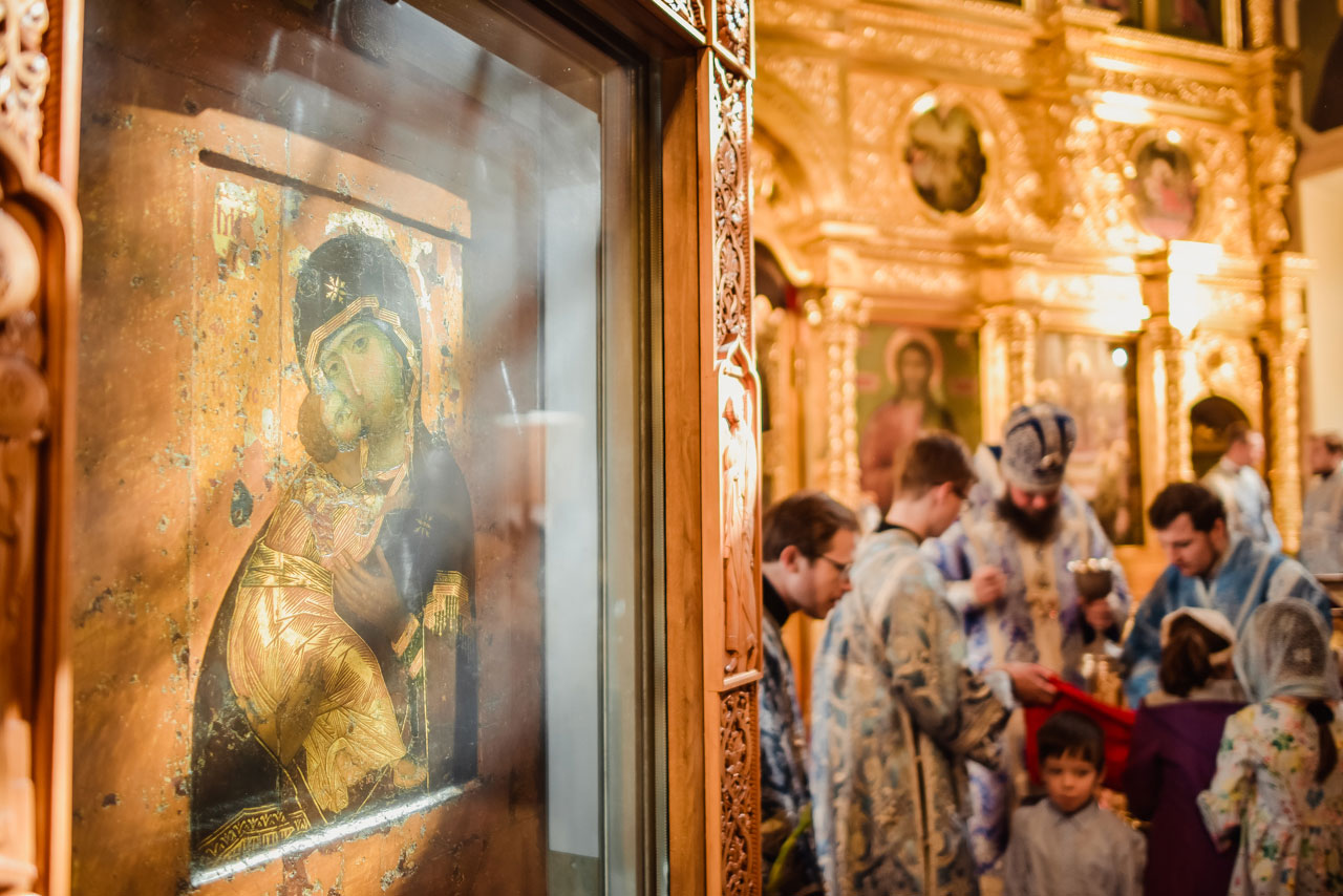 Храм где хранятся. Музее-храме святителя Николая в Толмачах Владимирская. Владимирская икона в храме святителя Николая в Толмачах. Владимирская икона храм Николая в Толмачах. Церковь в Толмачах икона Богородицы Владимирской.